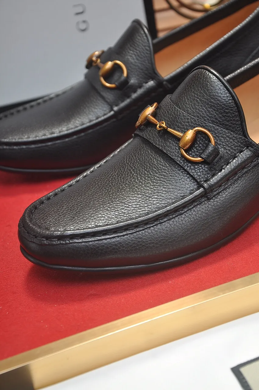 Men's shoes💰500💶Italy's top luxury men's shoe giant (GUCCI) (Gucci) (full cowhide lining) new arrival🍃Original European style🔰 Pleasant to the eye😍In order to make the shoes more durable and non-deformable🌀The production continues to follow traditional methods but there is still no lack of innovation💪Choose original sheepskin for the leather♻️ Smooth and natural And extra bright ⭐Made of imported cowhide, the first choice of rich people 38-45 (45 customized)